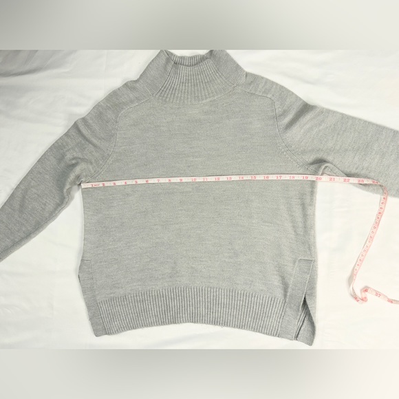 Banana Republic Mock Neck Split Hem Sweater - Light Grey - S - Picture 10 of 13